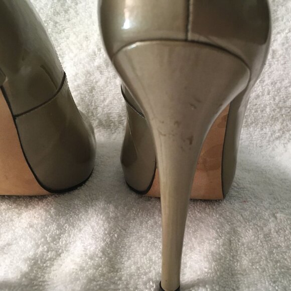 Stuart Weitzman Patent Leather Round Toe Heels in Tan (7.5 M) - Picture 5 of 8